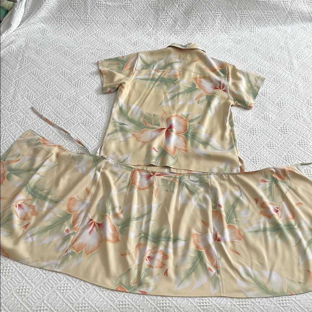 100% silk Tommy Bahama Two Piece Set wrap skirt blouse top button down set - Picture 3 of 16